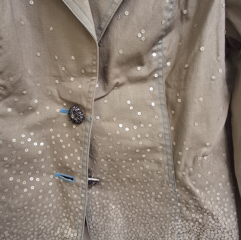 Blazer - Picture 2 of 10